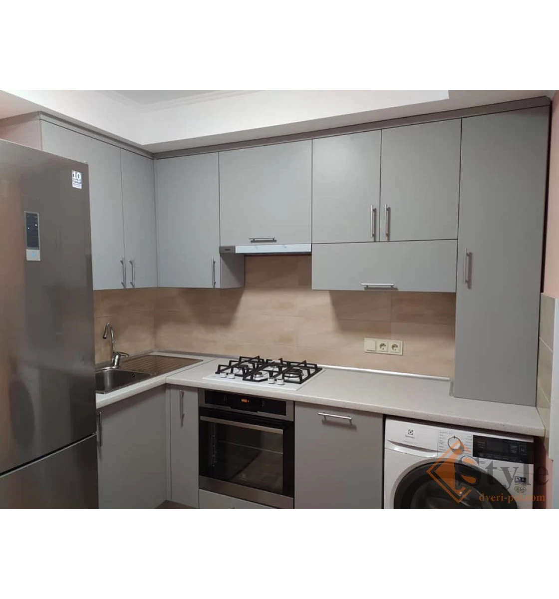Современная кухня со стиральной машиной и скрытым котлом в модулях